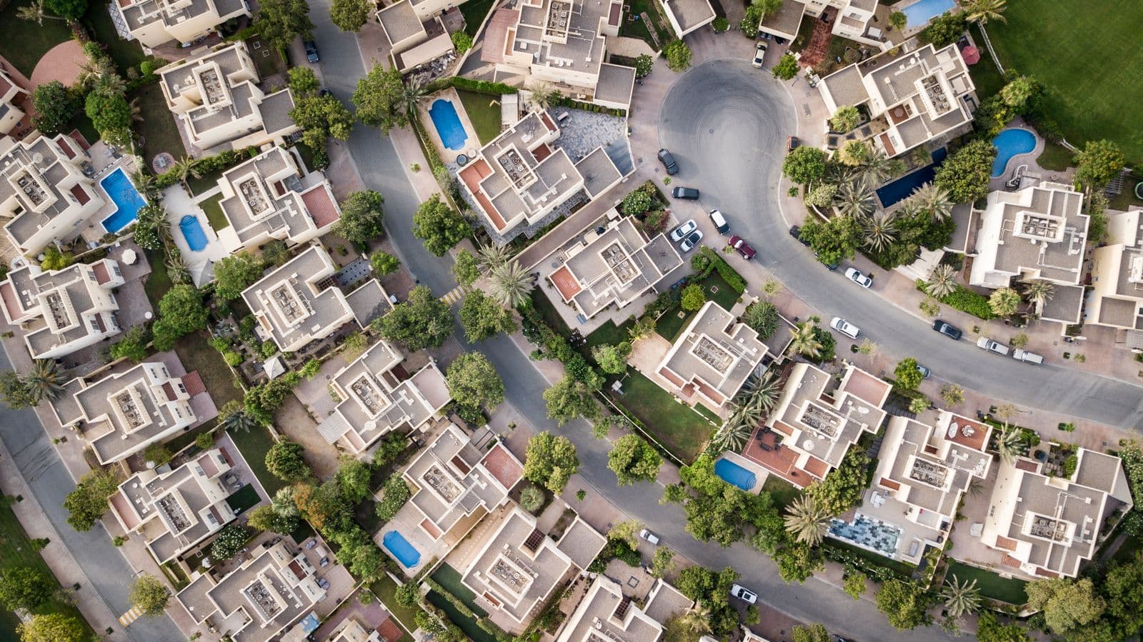 Vue zénithale d’un quartier résidentiel, emprises des toitures et parcelles
